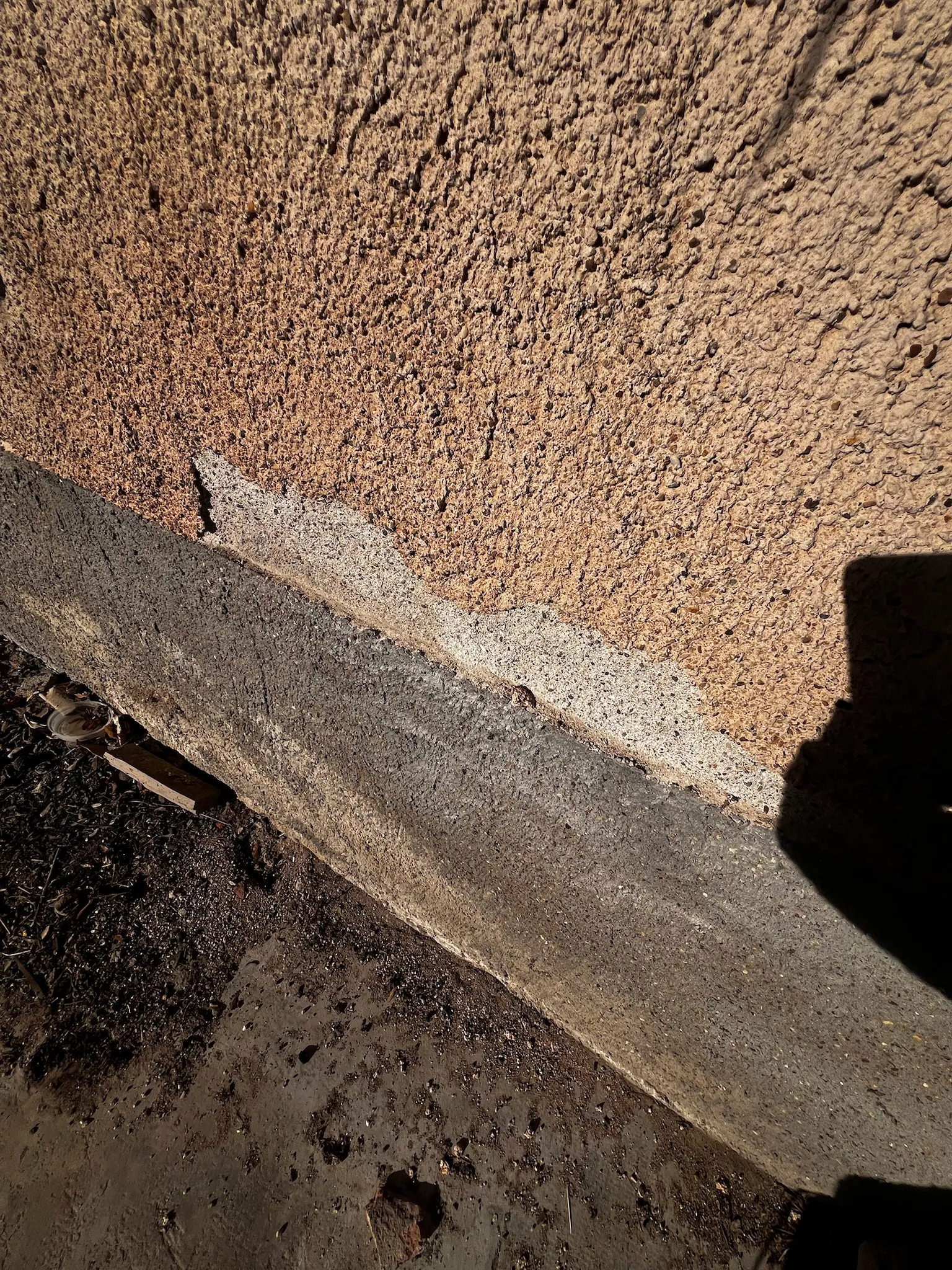 le bas du mus enduit au ciment ne s'effrite pas. L'humidité ressort juste au dessus et fait éclater l'enduit à la chaux. 1.00