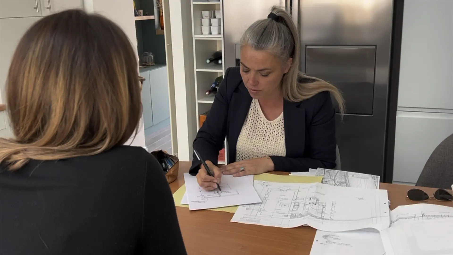 Sophie Fechner en rendez-vous avec une cliente, plans sur la table