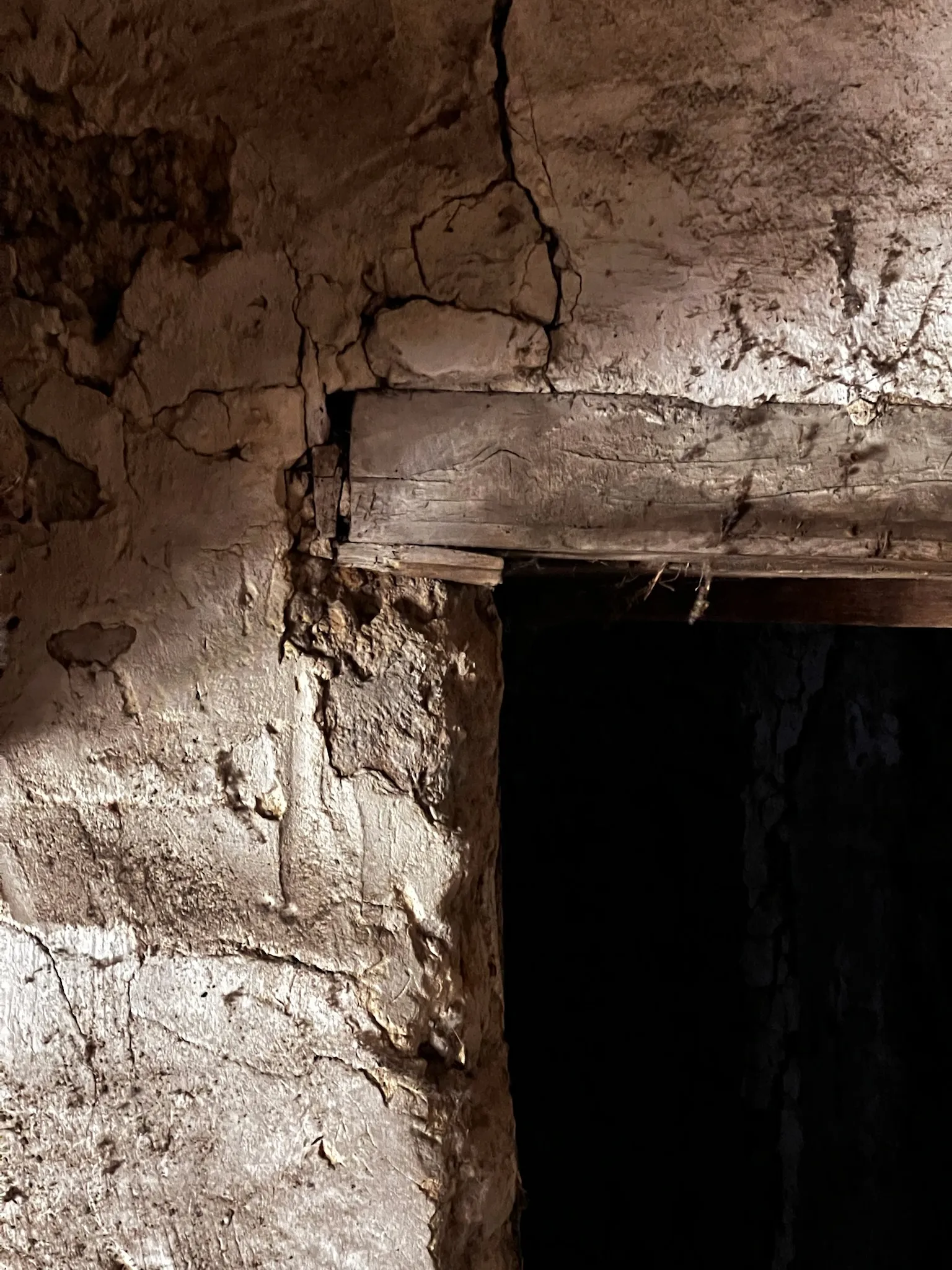 Ici le linteau n'est pas assez long et avec le temps, une fissure structurelle est apparue au dessus de la porte. 1.00