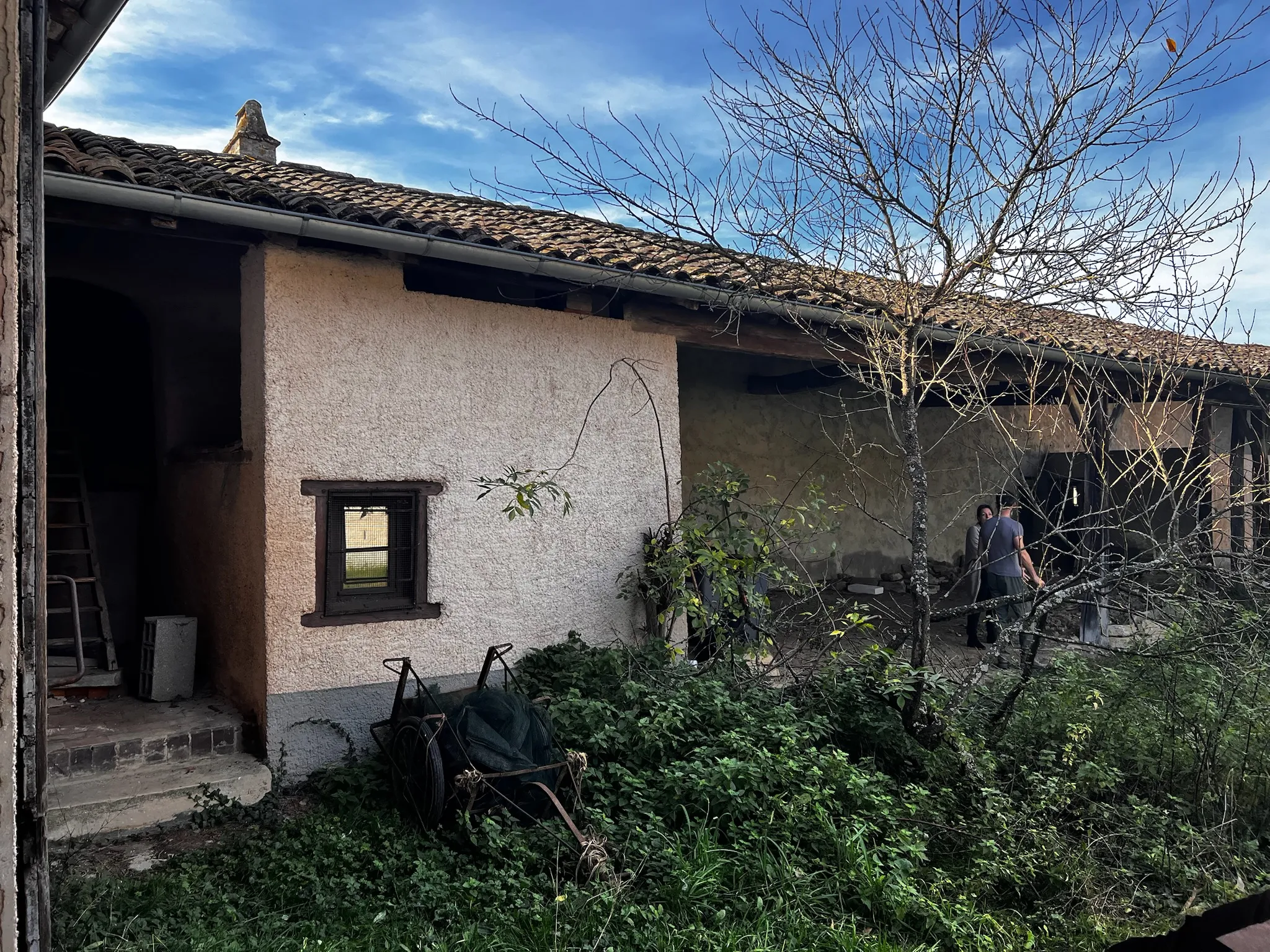 Ferme en pisé avec nouvelles ouvertures