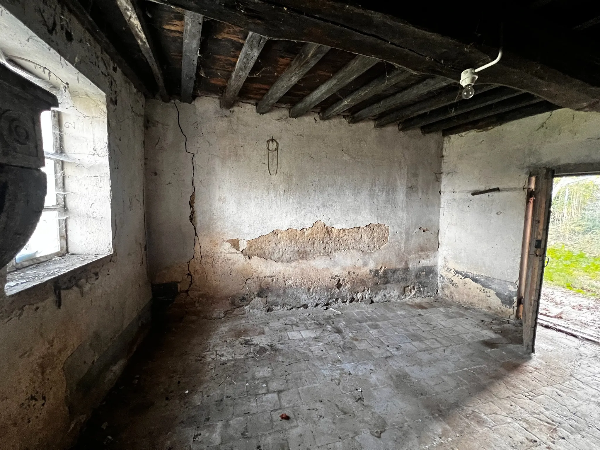 Mur intérieur en pisé à restaurer